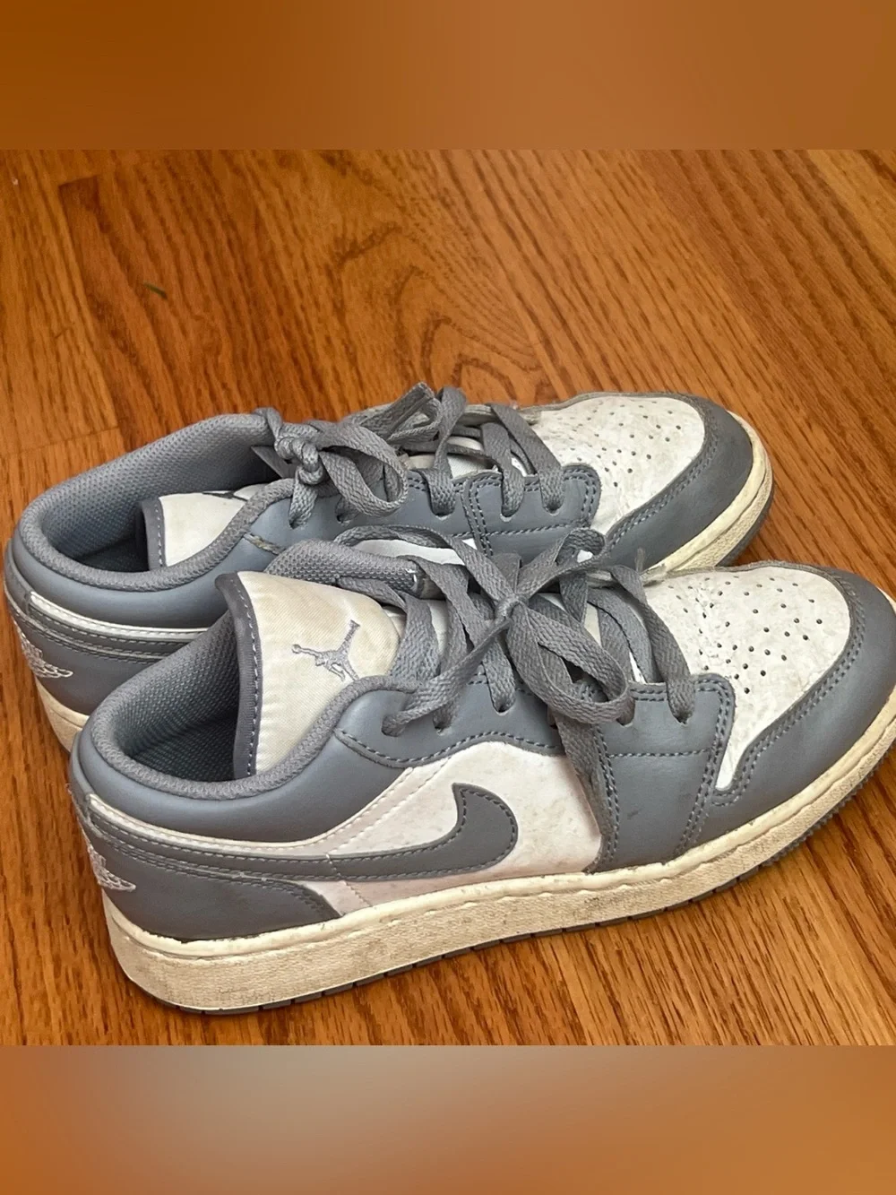 Nike Kids Low-Top Sneakers in Gray and White